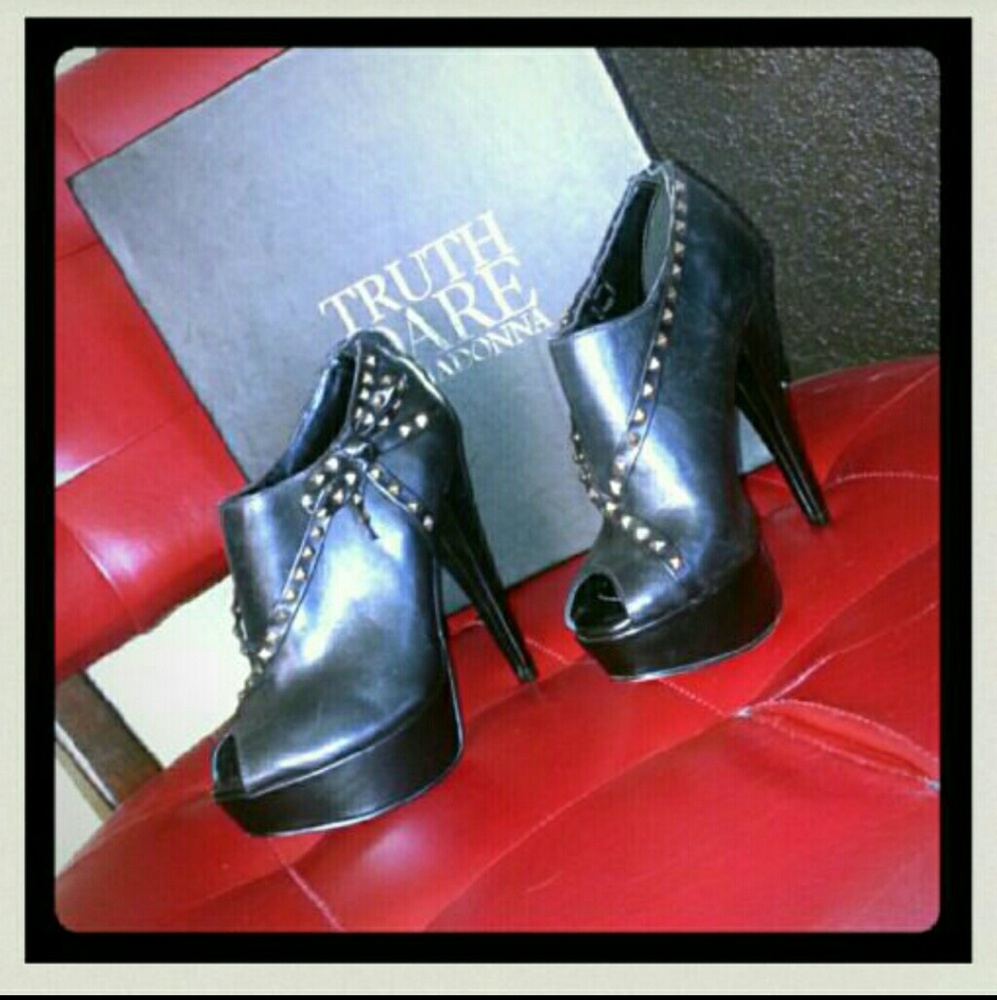 RARE NIB Truth or Dare peeptoe booties sz5